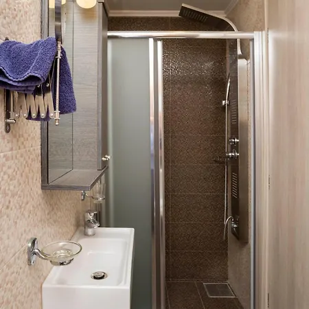 מלון דירות Afroditi 4*