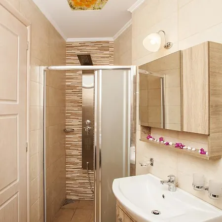 מלון דירות Afroditi 4*